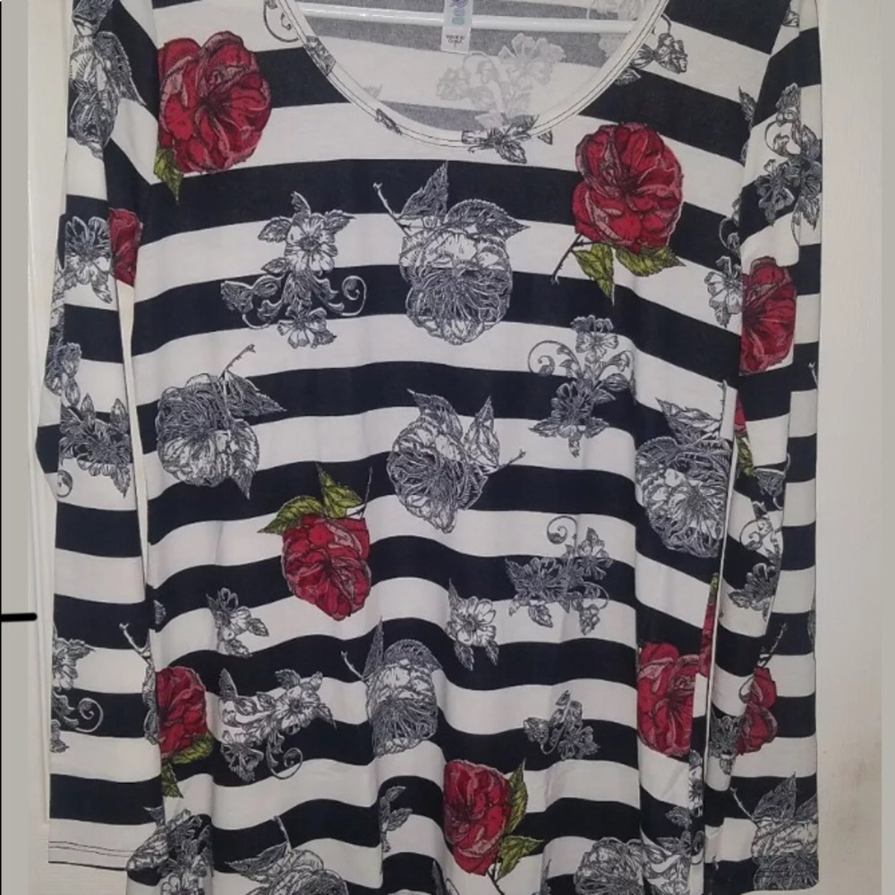 BNWT RARE LuLaRoe S Lynnae Black/White w/Red Roses